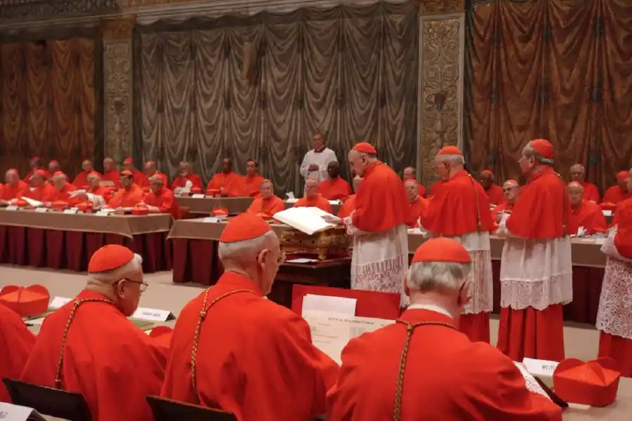 Entre encierros, intrigas y muertes, cuáles fueron los 10 cónclaves más insólitos de la historia