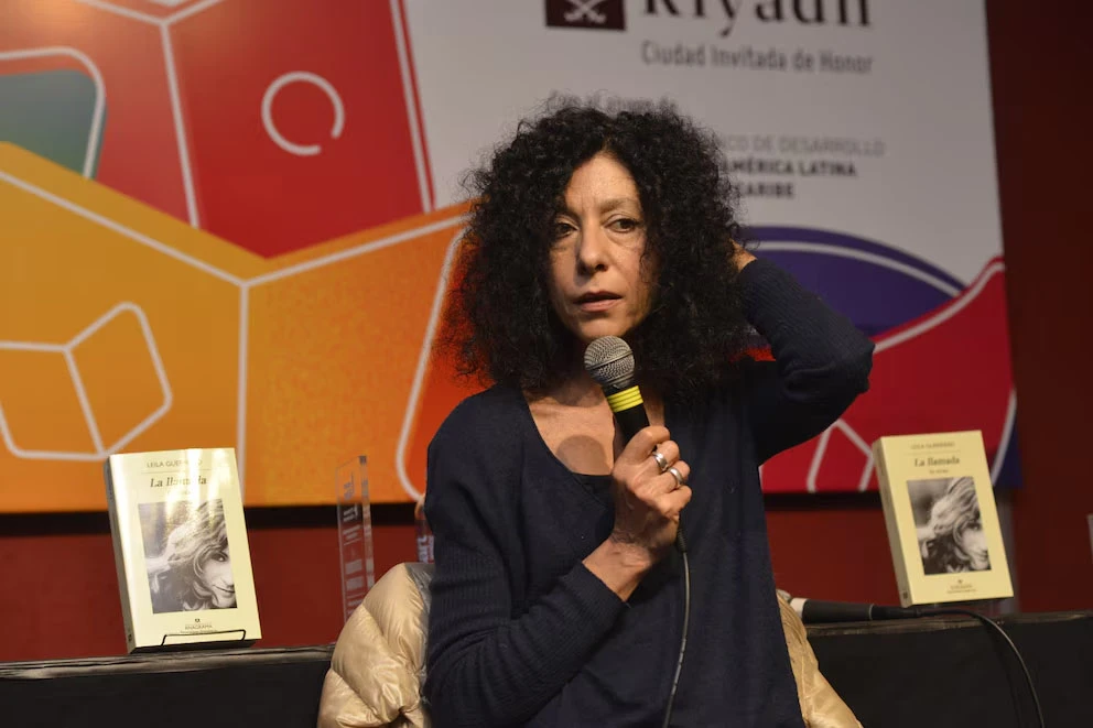 PRESENTACIÓN. A sala llena la escritora recibió la distinción.