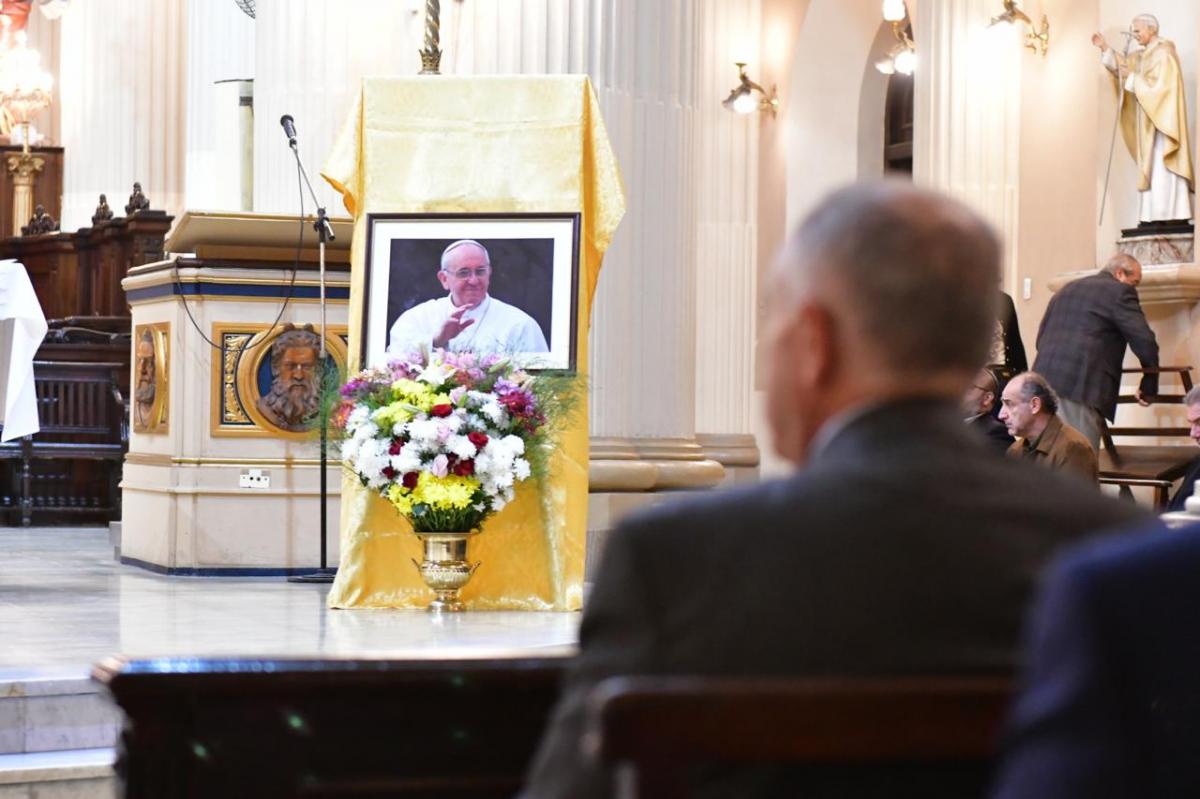 ORACIÓN. Los presentes rezaron por el eterno descanso Francisco y recordaron su legado. FOTO/ Secretaría de Comunicación de la Provincia