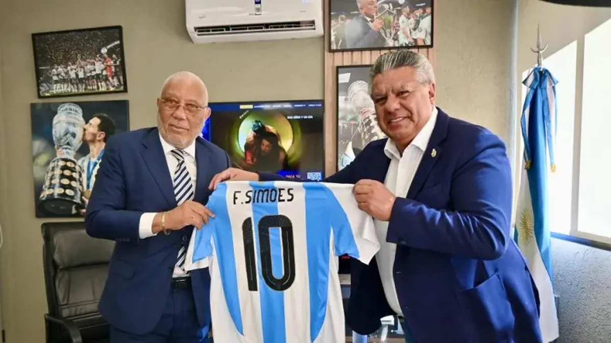 El presidente de la Federación de Angola visitó a Claudio Tapia en Argentina.