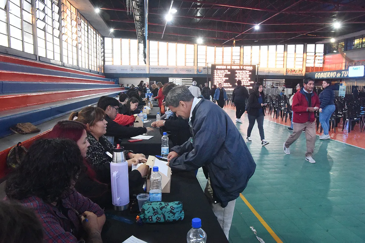 EN LA CAPITAL. Desde ayer, la única tarjeta válida para viajar es la SUBE.
