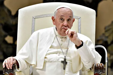 Estafadores usan el interés que genera la muerte del papa Francisco para robar datos