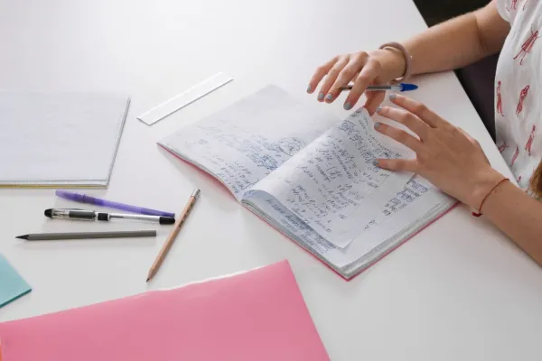 La Justicia dispuso que una madre aprenda a leer y escribir en el marco del tratamiento socioeducativo de su hijo