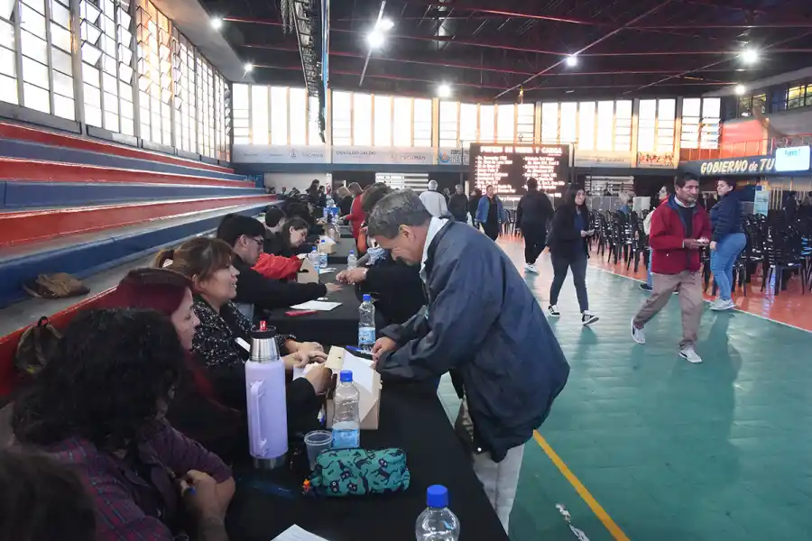 EN LA CAPITAL. Desde ayer, la única tarjeta válida para viajar es la SUBE.