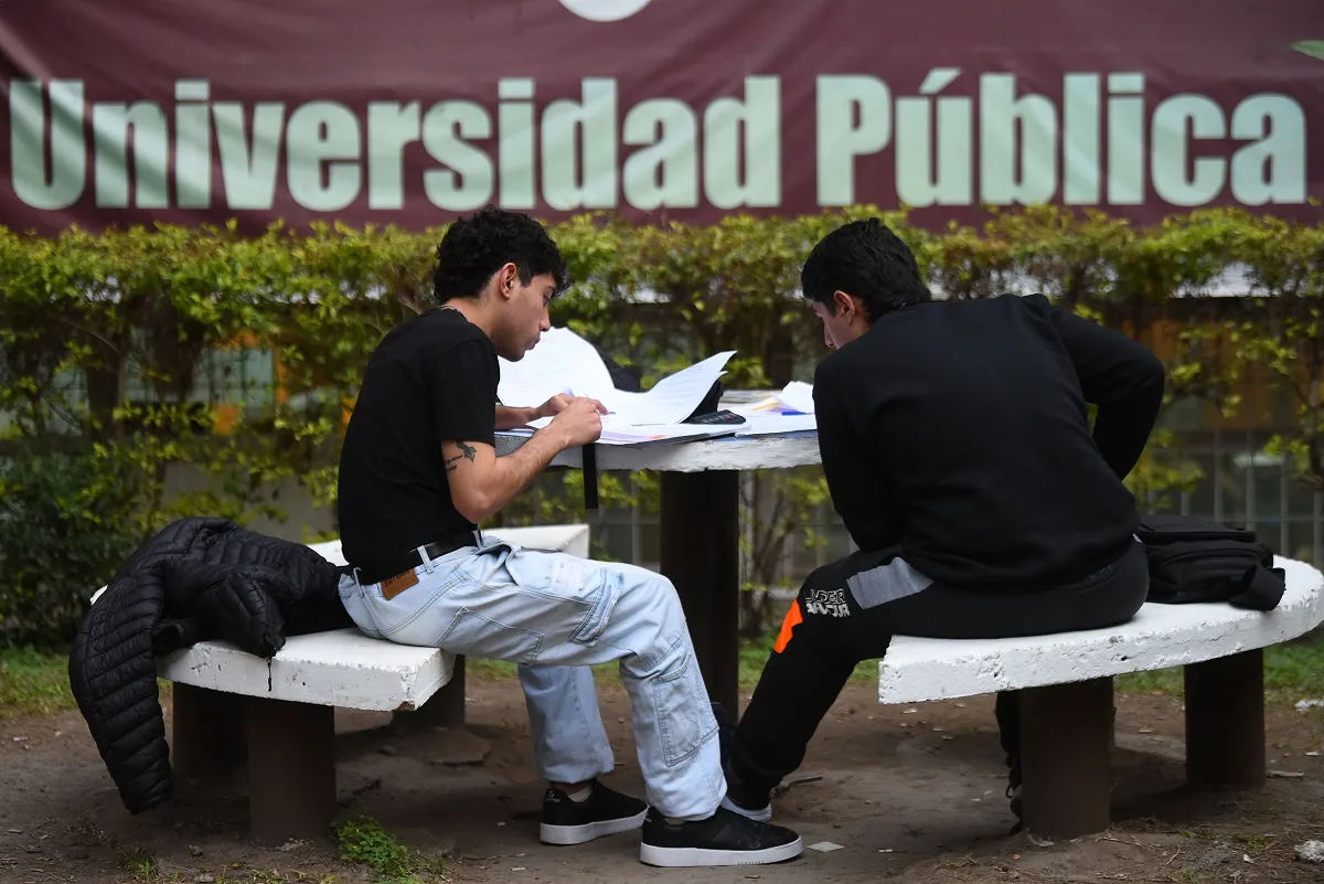 EDUCACIÓN PÚBLICA. Más de dos millones de estudiantes cursan en instituciones públicas, consolidando a Argentina como referente regional en acceso a la educación superior. / ARCHIVO LA GACETA