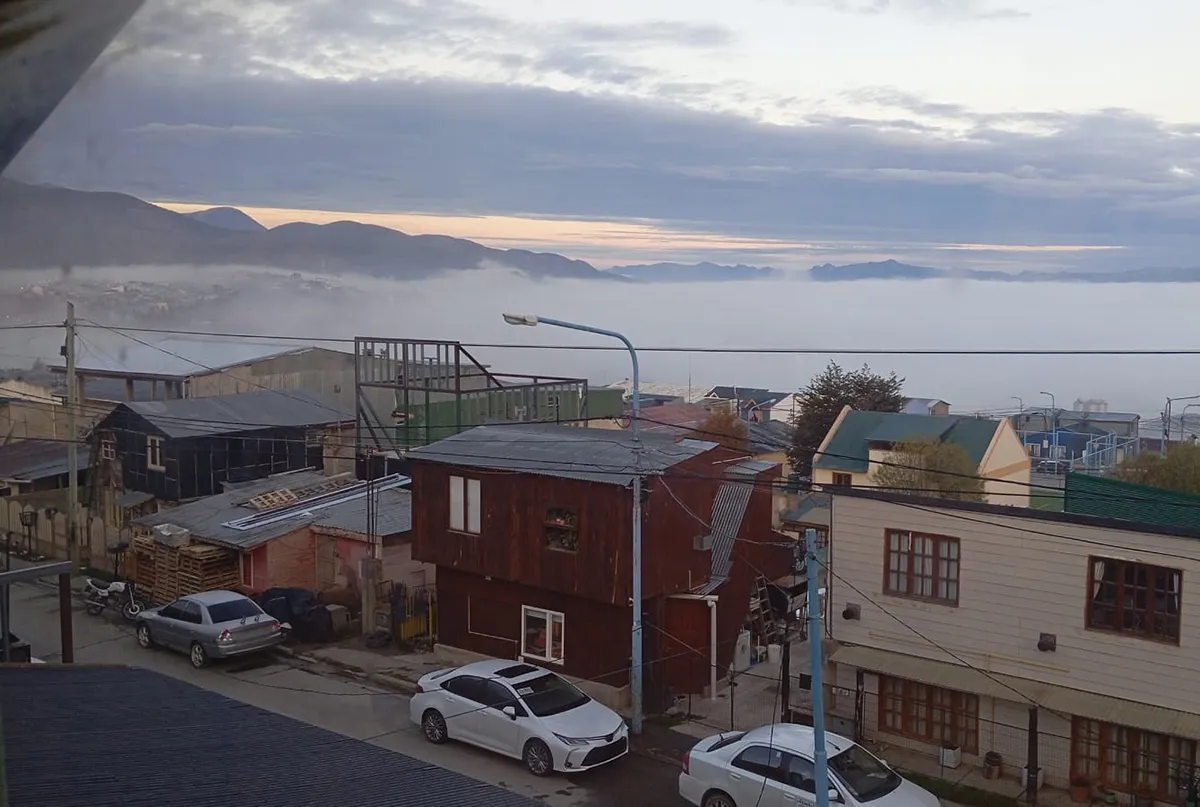 NIEBLA. Frente a Ushuaia, el Canal de Beagle se cubrió ayer de una densa capa neblinosa, un fenómeno que no es común, según cuentan residentes. 