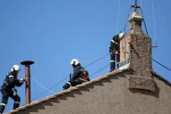 Cónclave 2025: el Vaticano coloca la chimenea que anunciará al próximo Papa
