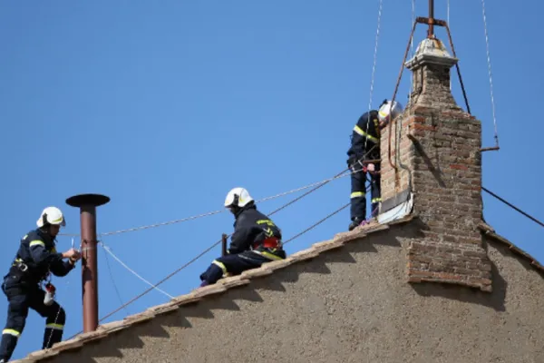 Cónclave 2025: el Vaticano coloca la chimenea que anunciará al próximo Papa