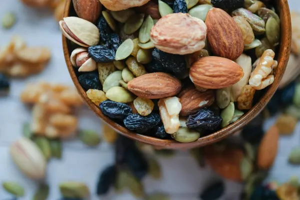 Potencia tu día: los beneficios de desayunar frutos secos hidratados