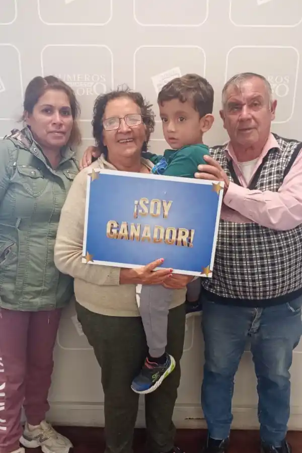 EN FAMILIA. Ana María posa junto a su pareja, su nuera y su nieto.