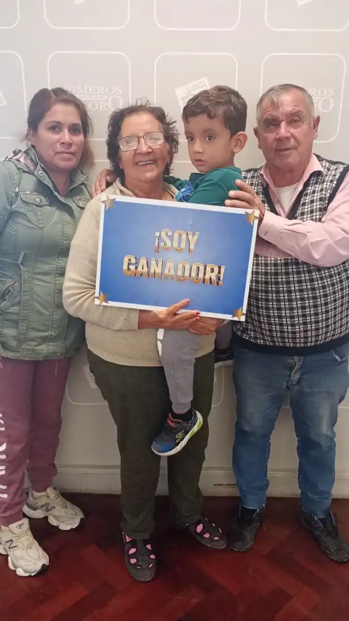 EN FAMILIA. Ana María posa junto a su pareja, su nuera y su nieto.