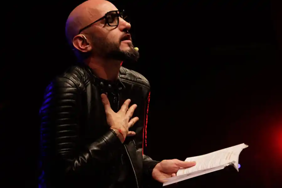 MASIVO. Romero asegura que mucha gente sufre “amores de mierda”.