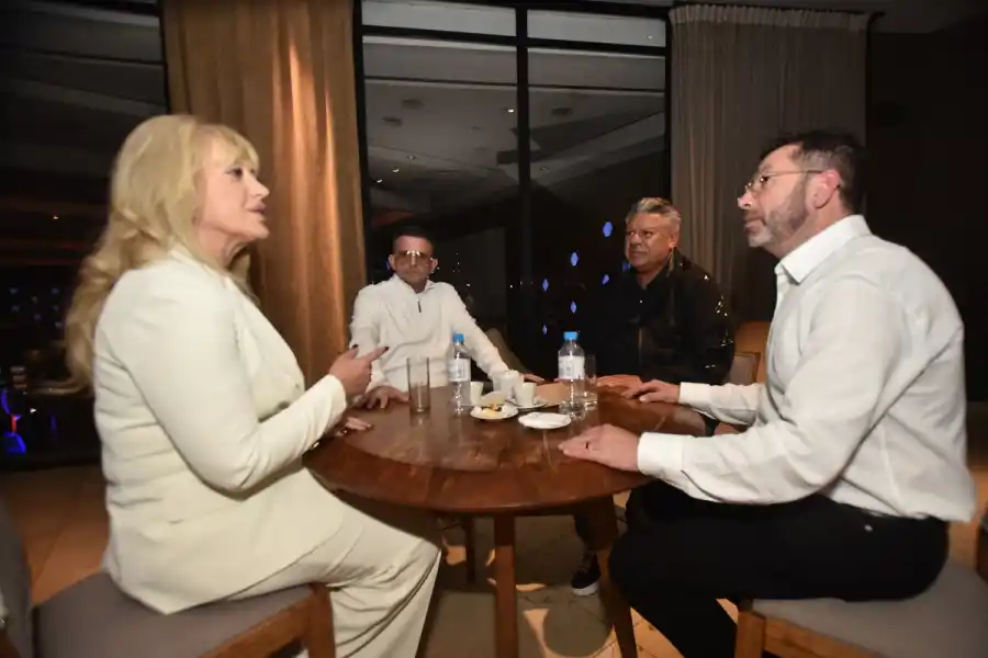 INTERCAMBIO DE IDEAS. Claudio Tapia habló con Carlos Cisneros, Hugo Ledesma y la intendenta Rossana Chahla.