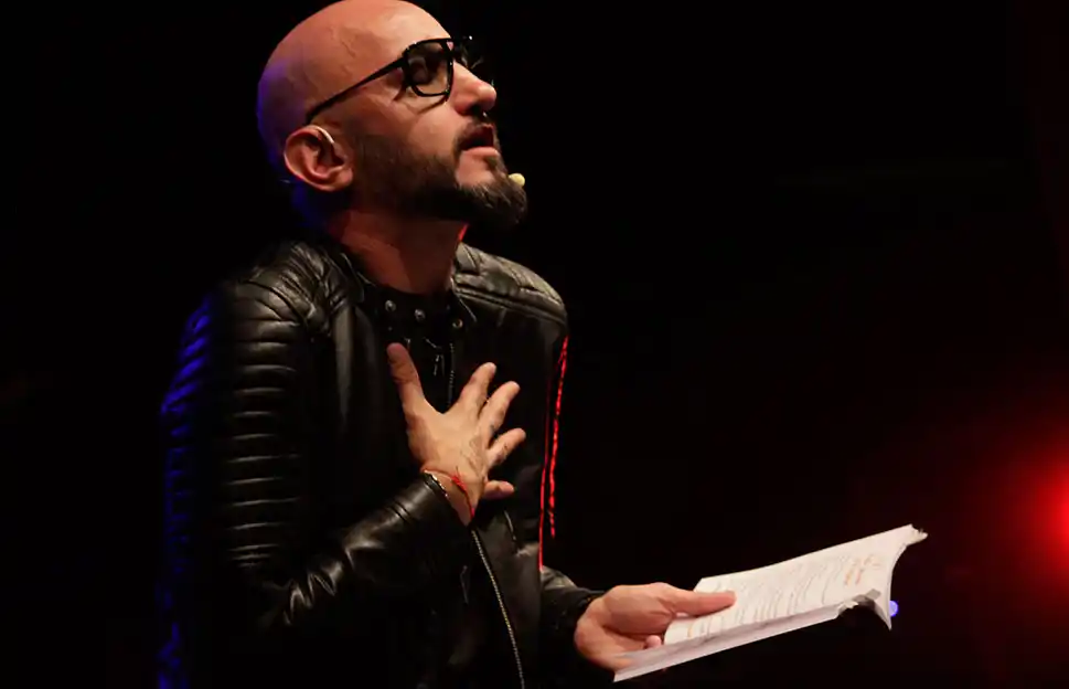 MASIVO. Romero asegura que mucha gente sufre “amores de mierda”.