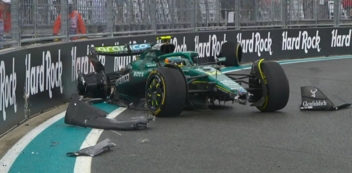 A TRABAJAR. El auto de Alonso tendrá que ser sometido a varias reparaciones.