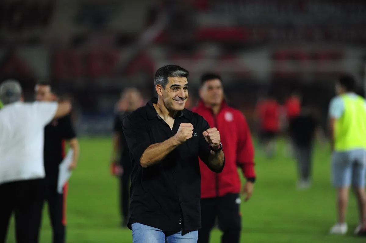 ALEGRE. Martos celebra el triunfo de San Martín contra Colegiales.