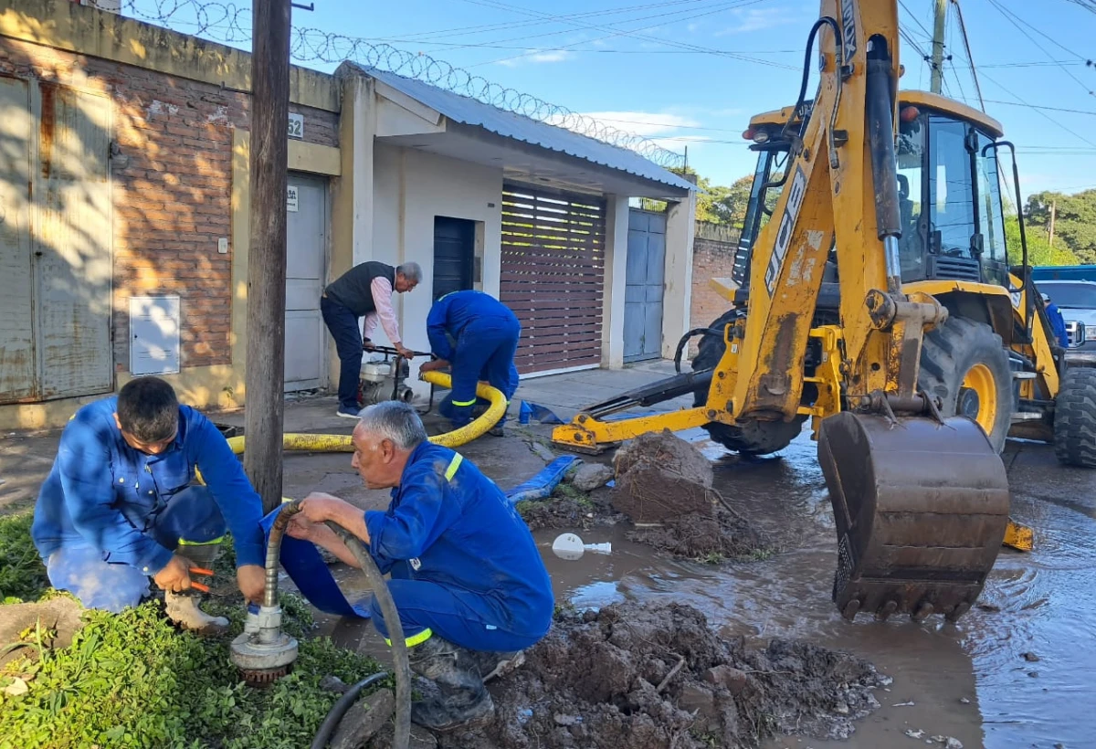 La SAT está trabajando para reparar una importante fuga de agua en Delfín Gallo y Rivadavia