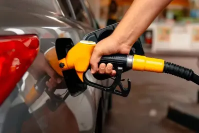Al igual que YPF, Shell y Axión bajaron los precios de las naftas
