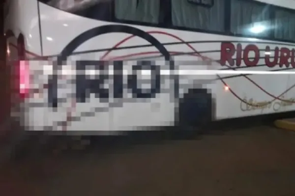 Corrientes: un micro arribó a una terminal arrastrando un cadáver