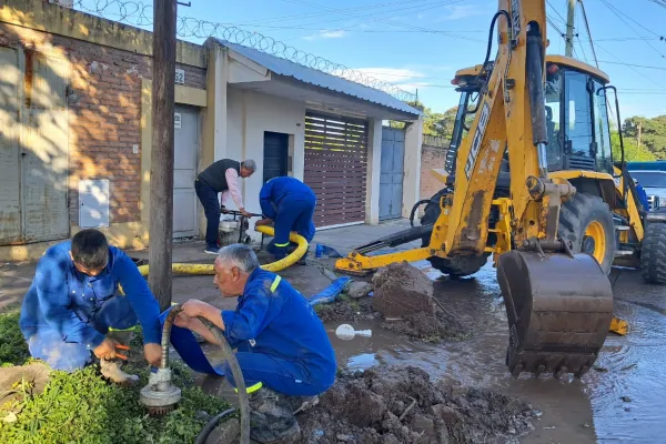 La SAT está trabajando para reparar una importante fuga de agua en Delfín Gallo y Rivadavia