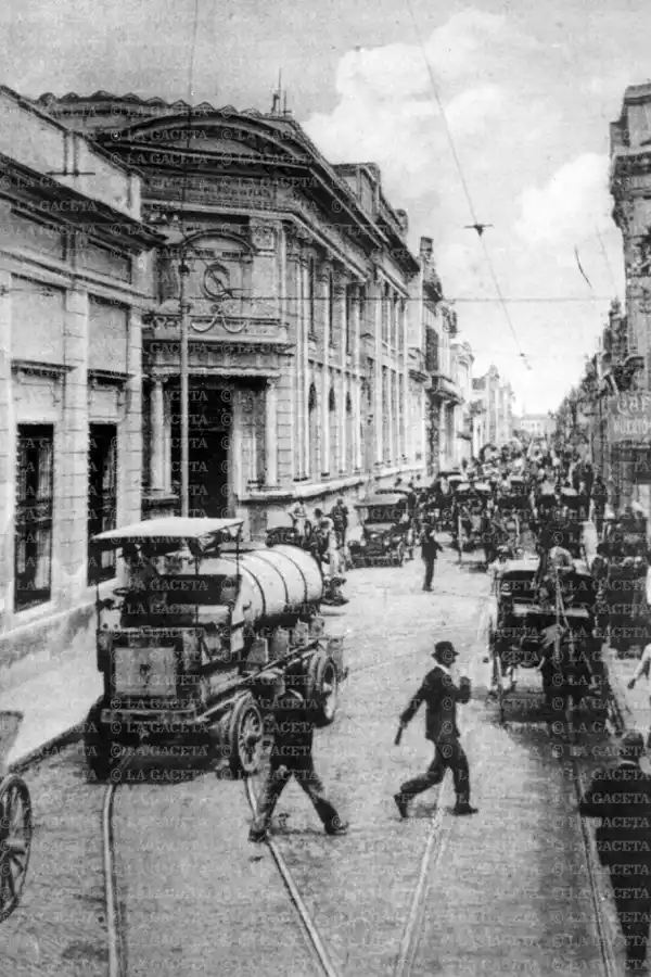 Recuerdos fotográficos: una calle que mantiene el ritmo del siglo pasado