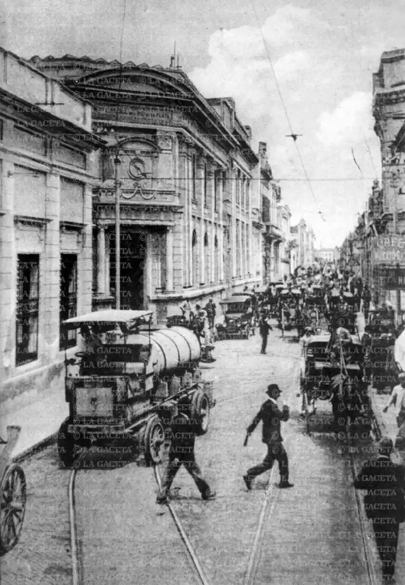 Recuerdos fotográficos: una calle que mantiene el ritmo del siglo pasado