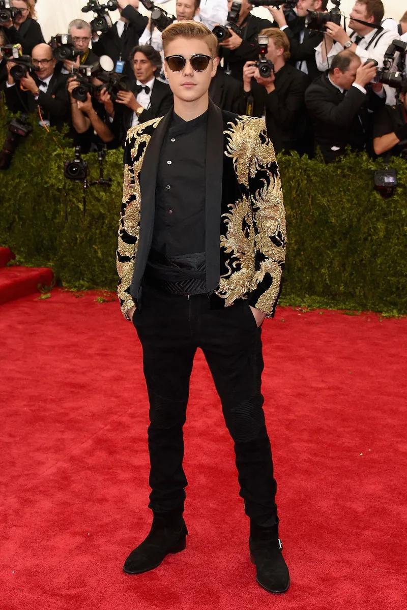 Los hombres que hicieron historia en la alfombra roja de la Met Gala
