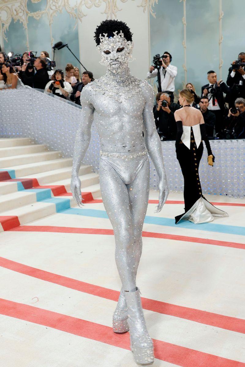 Los hombres que hicieron historia en la alfombra roja de la Met Gala
