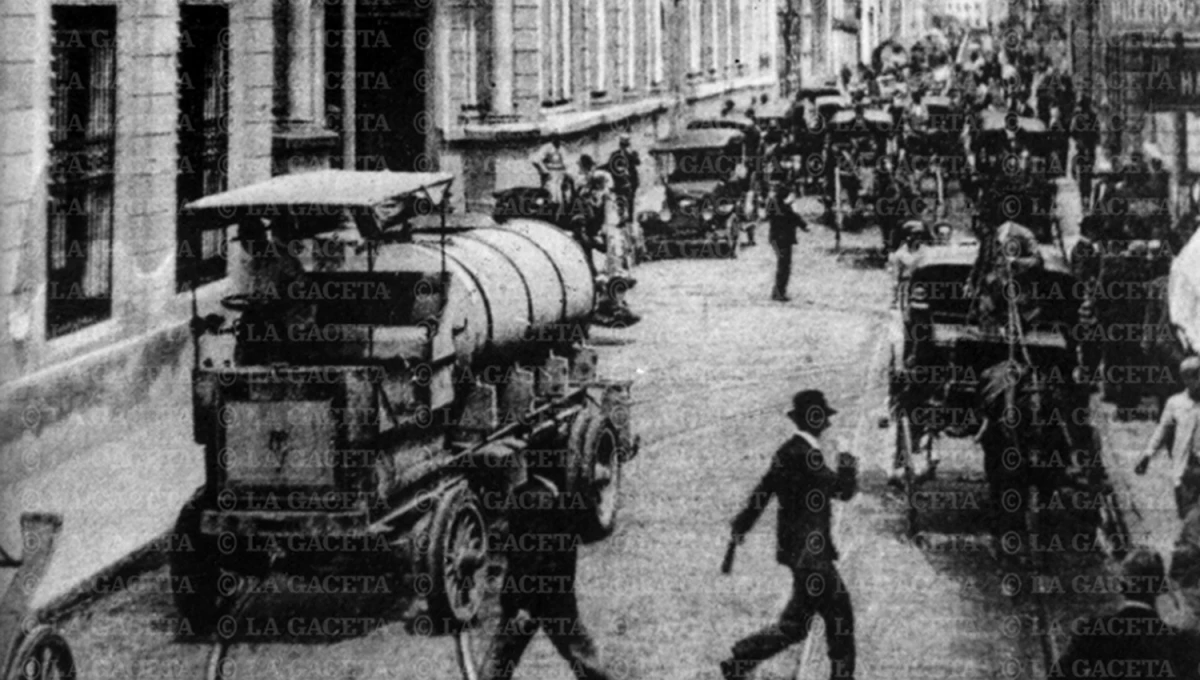 Recuerdos fotográficos: una calle que mantiene el ritmo del siglo pasado