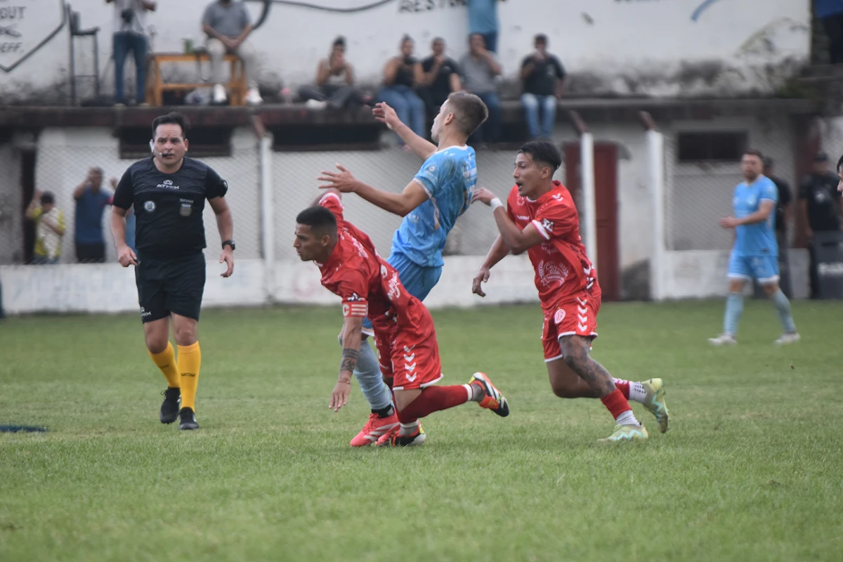 Tinga Herrera protagonizó un duelo mano a mano frente de Leonardo Rizo, de Deportivo Aguilares.