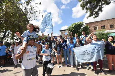 Cientos de hinchas de Deportivo Aguilares hicieron una caravana antes del clásico de Aguilares