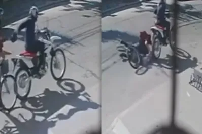 Un ladrón tiró a una mujer de su bicicleta y la arrastró para robarle la cartera