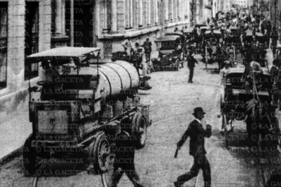 Recuerdos fotográficos: una calle que mantiene el ritmo del siglo pasado