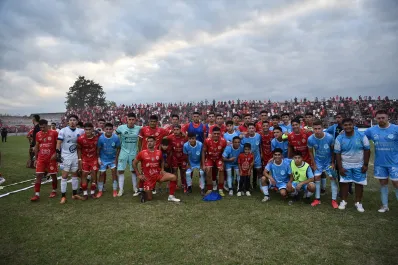 Tras un empate sin goles, el clásico de Aguilares dejó una postal de paz