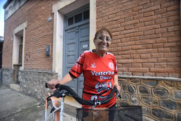 Tiene 75 años, asiste a la tribuna popular de Jorge Newbery y todavía celebra el campeonato Anual de 2024