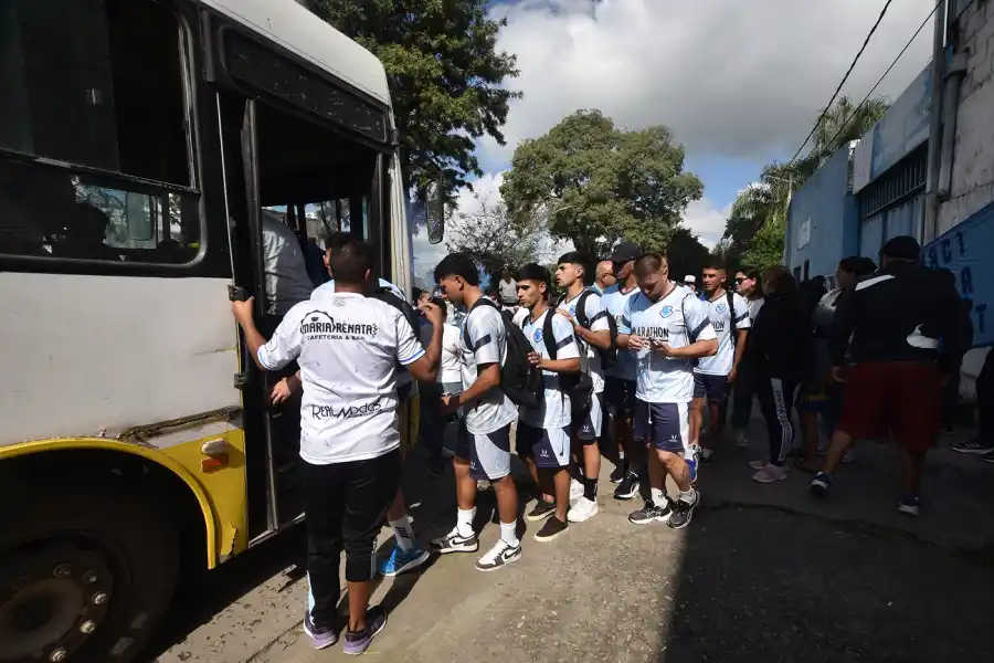 Cientos de hinchas de Deportivo Aguilares hicieron una caravana antes del clásico de Aguilares