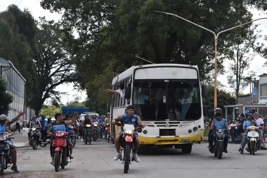 Cientos de hinchas de Deportivo Aguilares hicieron una caravana antes del clásico de Aguilares