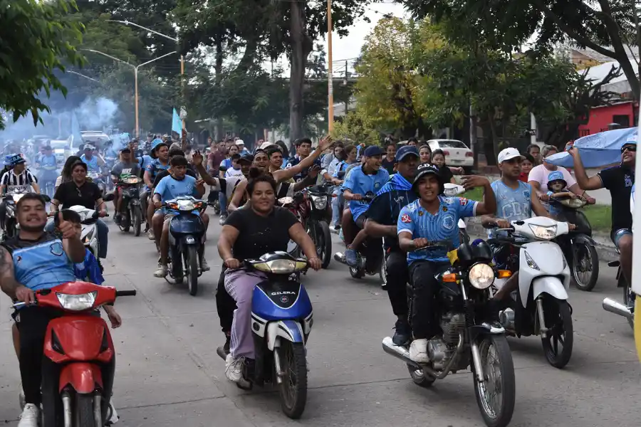 Cientos de hinchas de Deportivo Aguilares hicieron una caravana antes del clásico de Aguilares