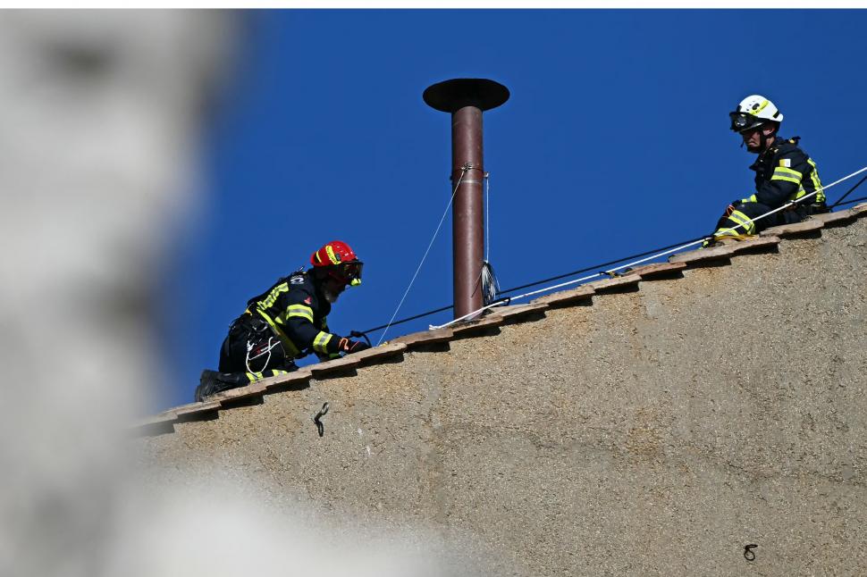 CHIMENEA. Habrá humo negro hasta que no se alcance un acuerdo.