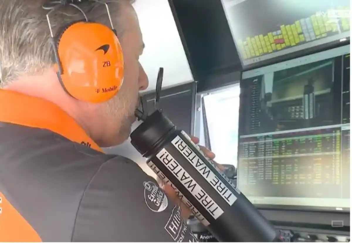 UN TRAGO POLÉMICO. Brown en los controles del box de McLaren con la polémica botella.