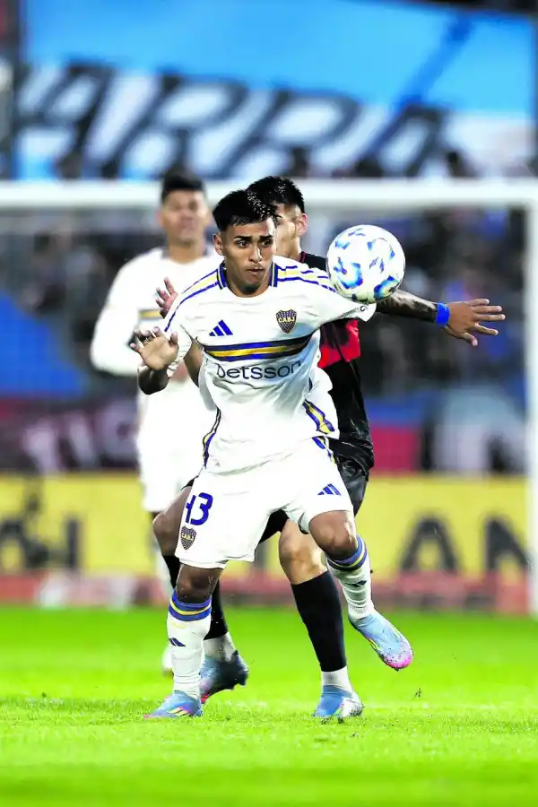 NO PUDO SER. Delgado busca la pelota; Boca sólo logró un punto en Victoria.