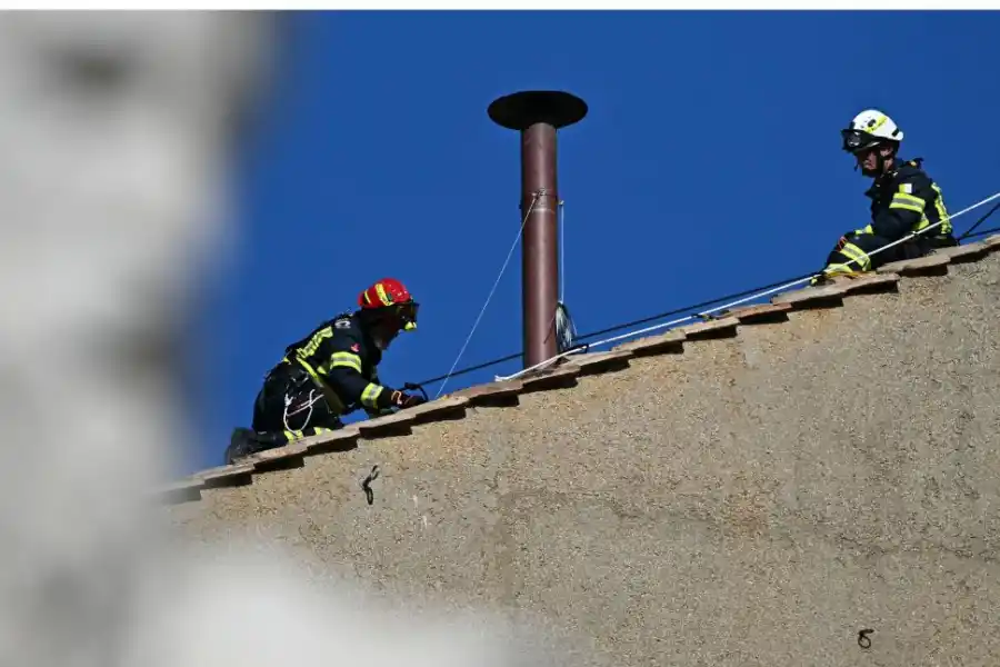 CHIMENEA. Habrá humo negro hasta que no se alcance un acuerdo.