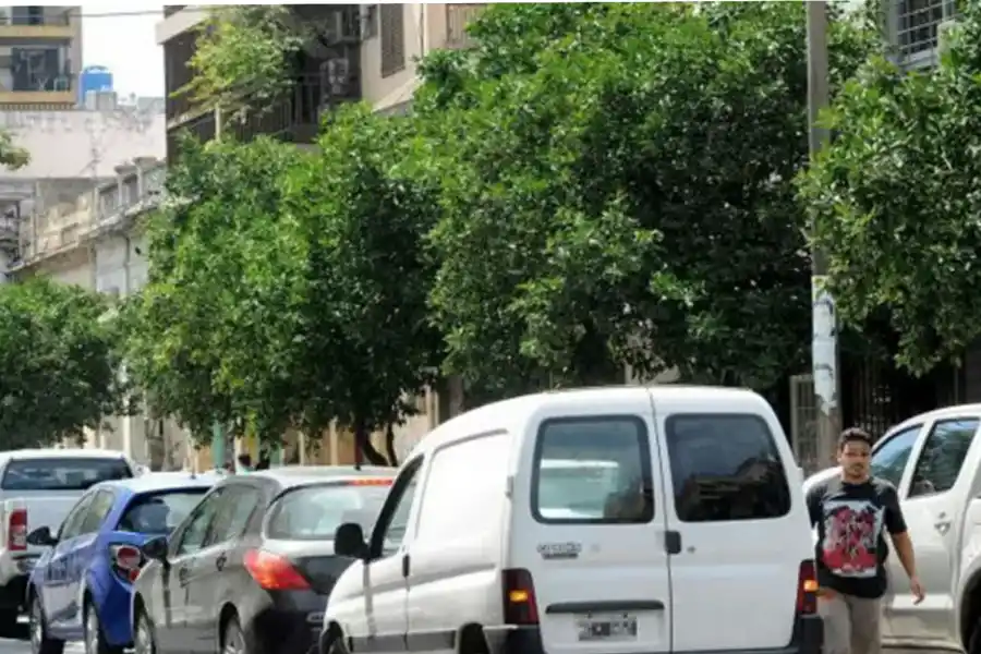 CAOS. El estacionamiento en doble fila es de las infracciones más habituales en el tránsito tucumano.