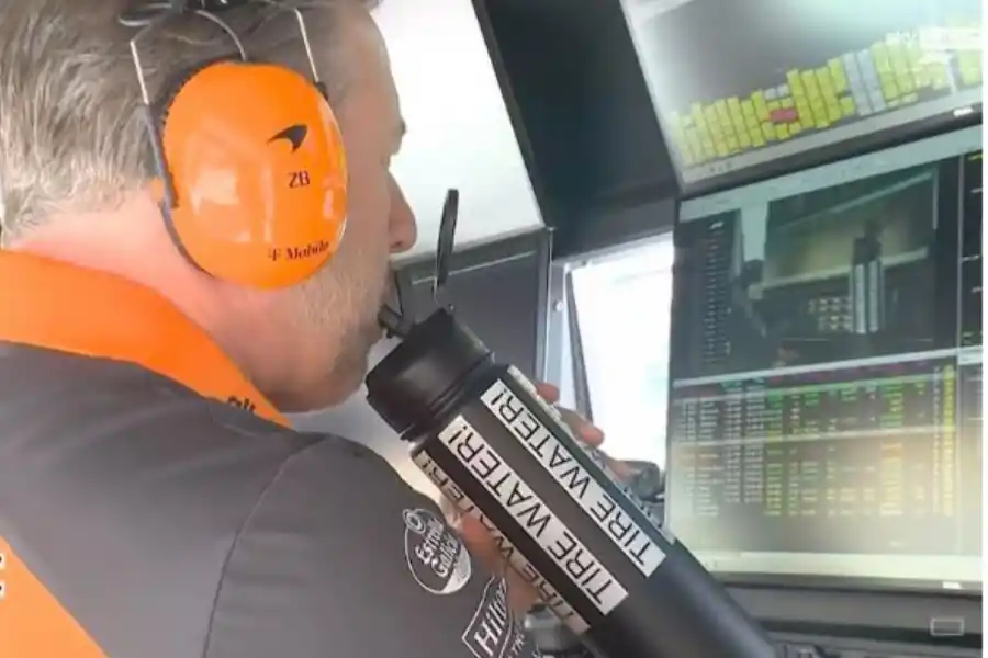 UN TRAGO POLÉMICO. Brown en los controles del box de McLaren con la polémica botella.