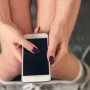 El riesgo de utilizar el celular en el baño, según un estudio