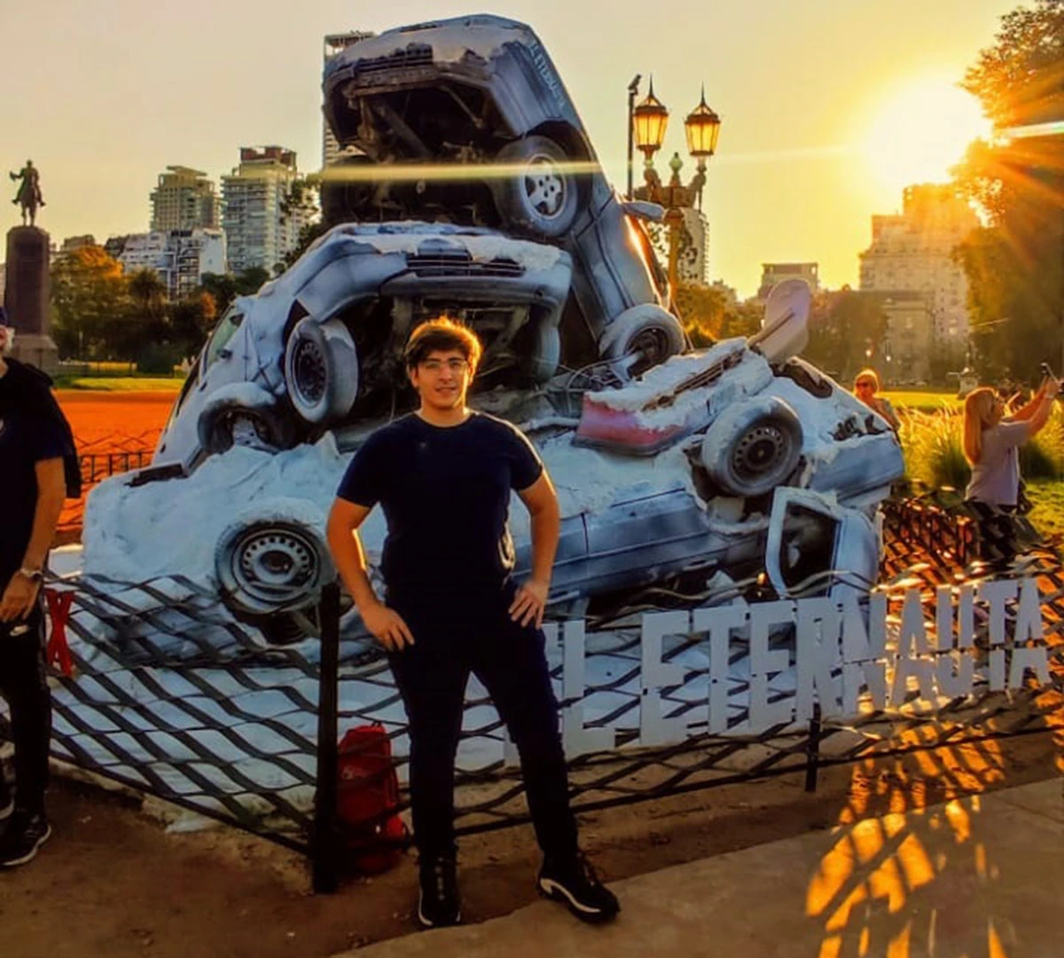 TUCUMANO. Fanchini posa con carteles de “El Eternauta”.