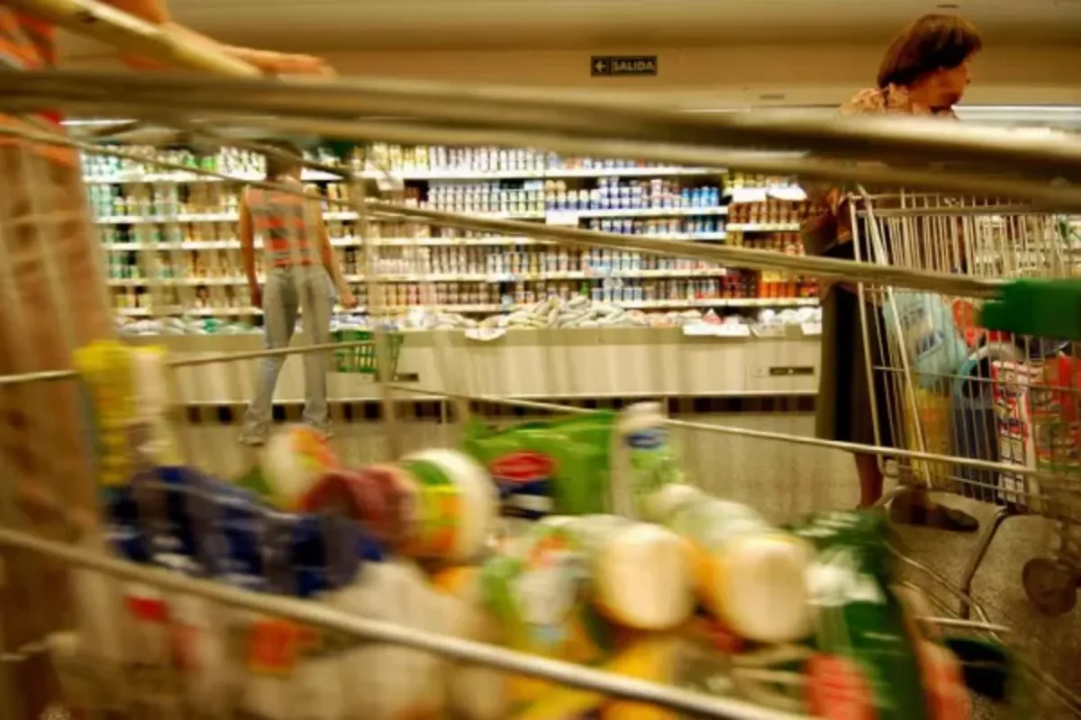 Luis Caputo se reunió con supermercadistas para frenar las subas de los alimentos