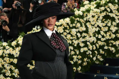 Rihanna espera su tercer hijo: así fue su sorpresiva aparición en la Met Gala