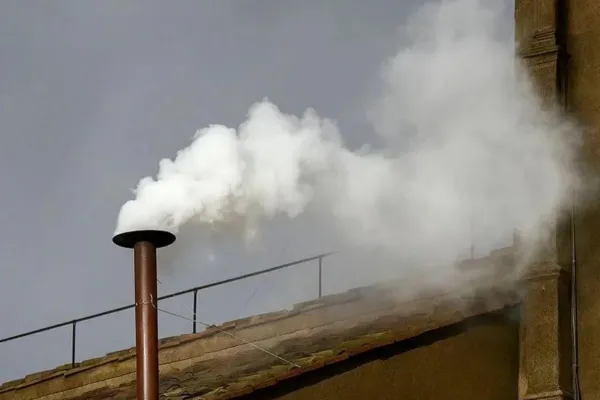 ¿A qué hora es la fumata del cónclave y cómo se elige al nuevo papa?