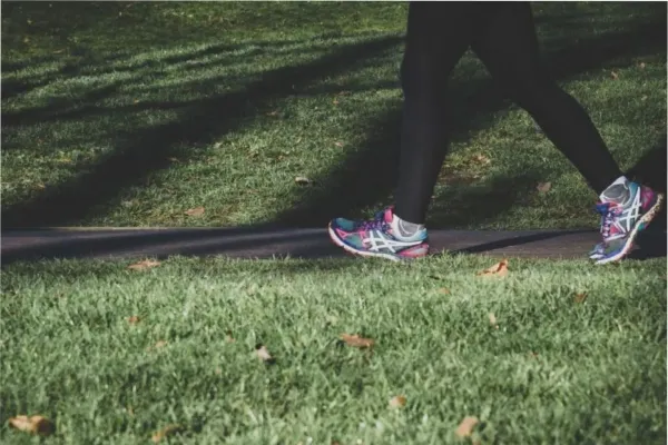 Caminar antes o después de comer: ¿qué es mejor para bajar de peso?
